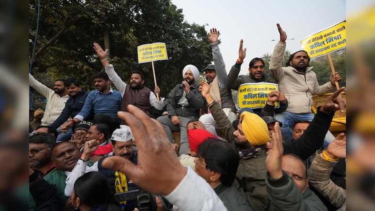 गुरु साहिब के अपमान पर AAP का हल्ला बोल,मंत्री कपिल मिश्रा का मांगा इस्तीफा