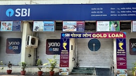 बैंक में कैसे मिलती है नौकरी, क्&zwj;या करनी होती है पढ़ाई, कौन सा एग्&zwj;जाम पास करना होता है