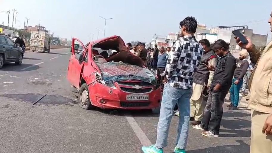अमरोहा में हाईवे पर तेज रफ्तार कार का टायर फटने से हादसा, एक युवक की मौत, दूसरा गंभीर