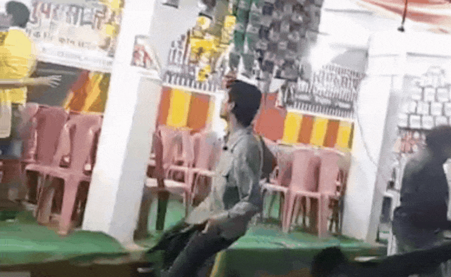 VIDEO: मेले में चले बेल्ट और बैट, युवकों के बीच जमकर हुई लात-घूंसों की बरसात, वीडियो वायरल &nbsp;&nbsp;