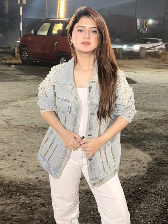 Arshifa Khan Slays in Casual Denim Style