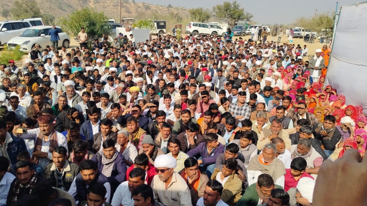 साध्वी प्रेम बाईसा के गांव में आश्रम के बाहर अंतिम दर्शन के लिए जुटे लोग