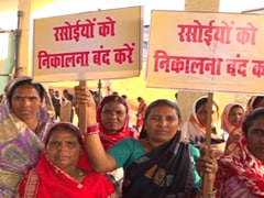 छत्तीसगढ़ में मध्यान्ह भोजन रसोइया संघ के 500-600 सदस्यों पर FIR; धरने पर बैठे कर्मचारियों की ये हैं मांगे