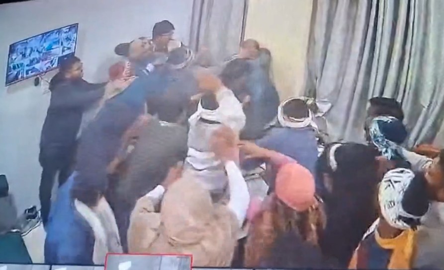 धौलपुर में अस्पताल के डॉक्टर और स्टाफ पर हमला, दो दर्जन लोगों ने जमकर बरसाए लात-घूंसे, वीडियो वायरल