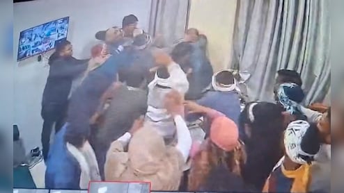 धौलपुर में अस्पताल के डॉक्टर और स्टाफ पर हमला, दो दर्जन लोगों ने जमकर बरसाए लात-घूंसे, वीडियो वायरल