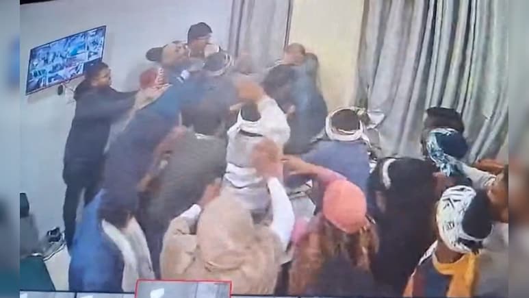 धौलपुर में अस्पताल के डॉक्टर और स्टाफ पर हमला, दो दर्जन लोगों ने जमकर बरसाए लात-घूंसे, वीडियो वायरल
