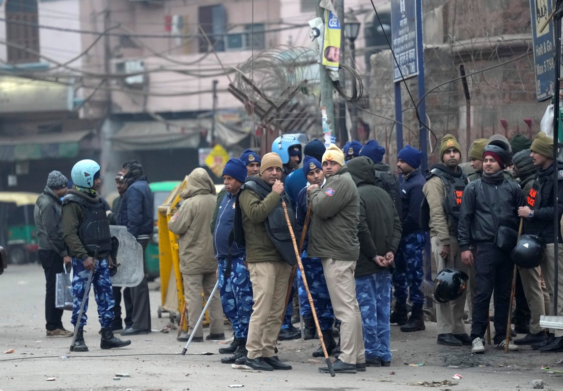 इलाके में हालात तनावपूर्ण. भारी पुलिसबल मौजूद.