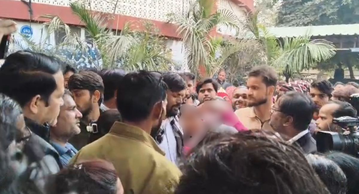 जेके लोन अस्‍पताल में छेड़छाड़, वार्ड लेडी को रात 2 बजे टॉयलेट में दबोचा; सुबह कर्मचार‍ियों का हंगामा