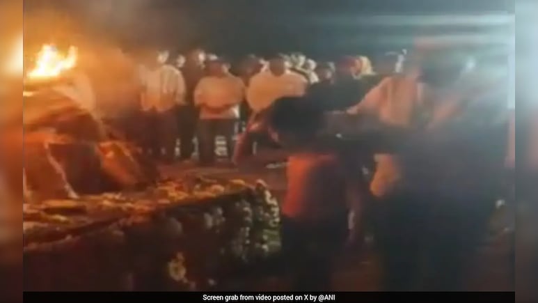 अजित पवार के साथ क्रैश में पिता की मौत, नन्हे हाथों ने दी मुखाग्नि&hellip; हर किसी को गमगीन कर देगा ये लम्हा