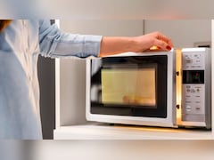 Kitchen Tips: माइक्रोवेव के अंदर से आ रही है अजीब सी बदबू? 5 रुपये की इस चीज से एक ही बार में हो जाएगी दूर