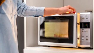 Kitchen Tips: माइक्रोवेव के अंदर से आ रही है अजीब सी बदबू? 5 रुपये की इस चीज से एक ही बार में हो जाएगी दूर