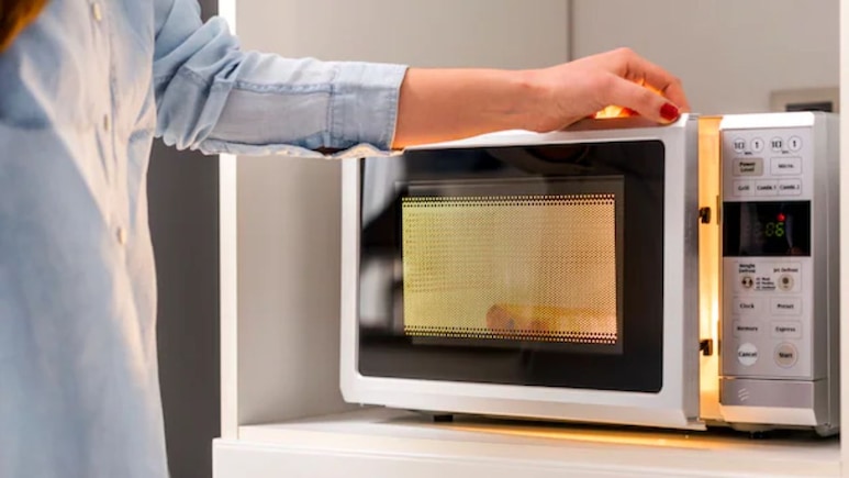 Kitchen Tips: माइक्रोवेव के अंदर से आ रही है अजीब सी बदबू? 5 रुपये की इस चीज से एक ही बार में हो जाएगी दूर