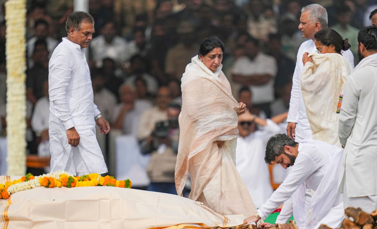 अजित के बाद अब किसके हाथ जाएगी NCP की कमान, पवार फैमिली से 3 तो परिवार से बाहर भी हैं 3 दावेदार