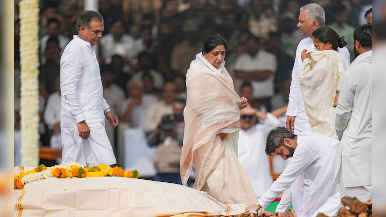 अजित के बाद अब किसके हाथ जाएगी NCP की कमान, पवार फैमिली से 3 तो परिवार से बाहर भी हैं 3 दावेदार