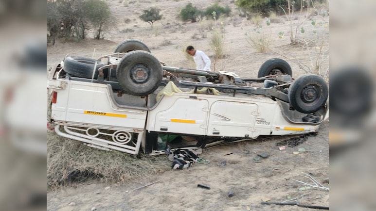 Rajasthan: बाड़मेर में देवी-देवता दर्शन से लौटते परिवार की बोलेरो कैंपर पलटी, करीब दो दर्जन लोग घायल