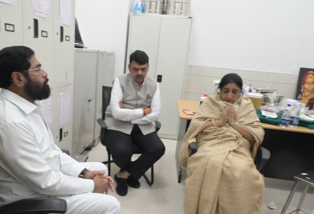 हाथ जोड़े बैठी रहीं अजित पवार की पत्नी, सांत्वना देते दिखे सीएम फडणवीस और डिप्टी सीएम शिंदे