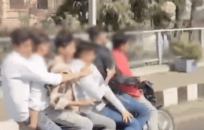 VIDEO: एक बाइक पर 7 लोग सवार! &nbsp;ट्रैफिक नियमों की खुलेआम उड़ाई धज्जियां, हैरान कर देगा वीडियो