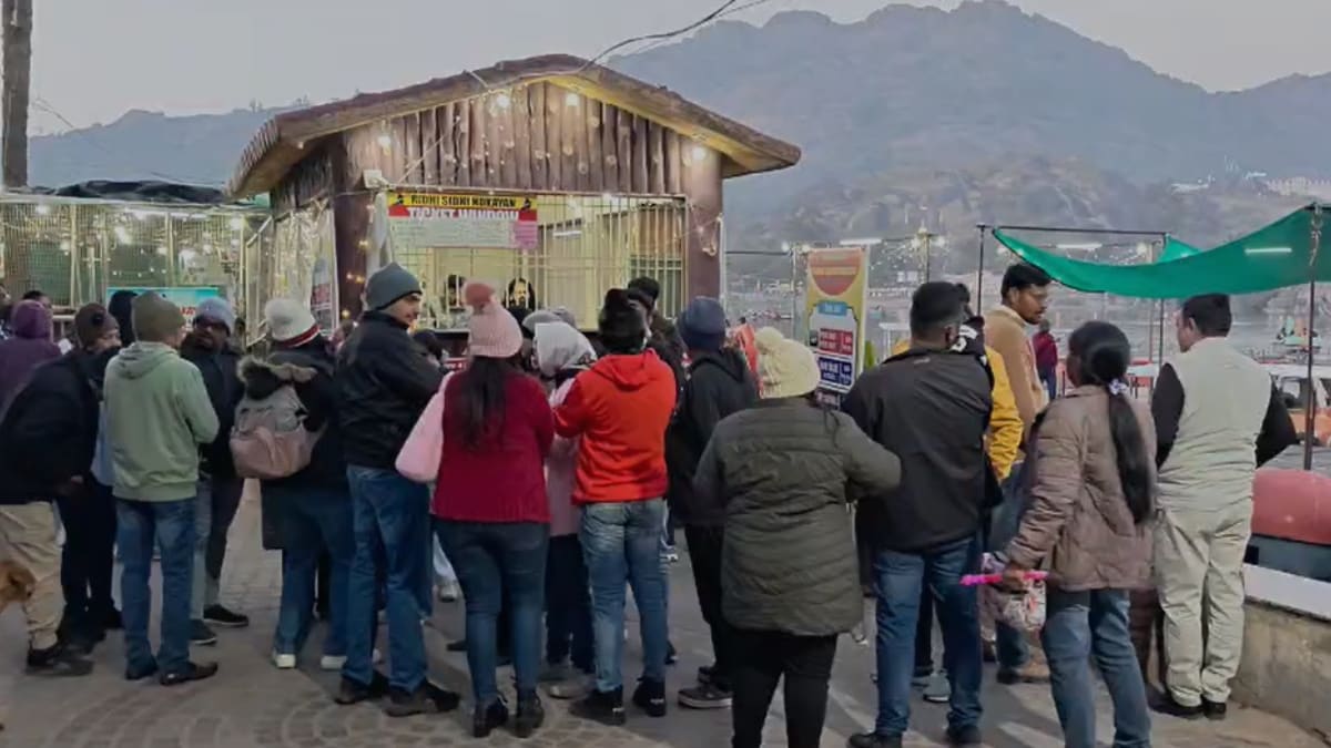 ठंड में घूमने आए सैलानी ठंड में घूमने आए सैलानी