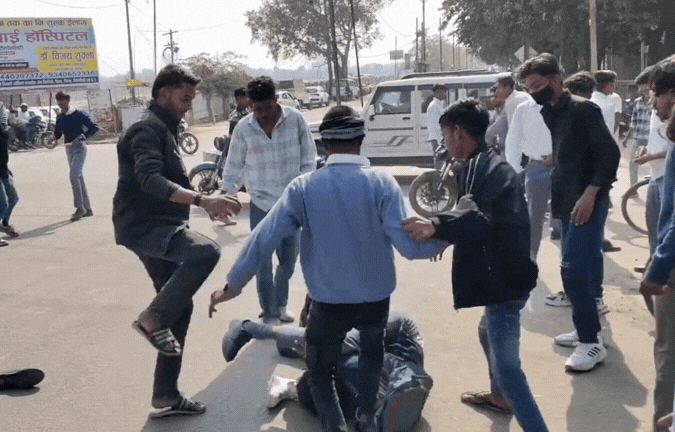VIDEO: बीच सड़क पर आपस में भिड़े स्कूली बच्चे, जमकर चले लात‑घूंसे; दो छात्र घायल