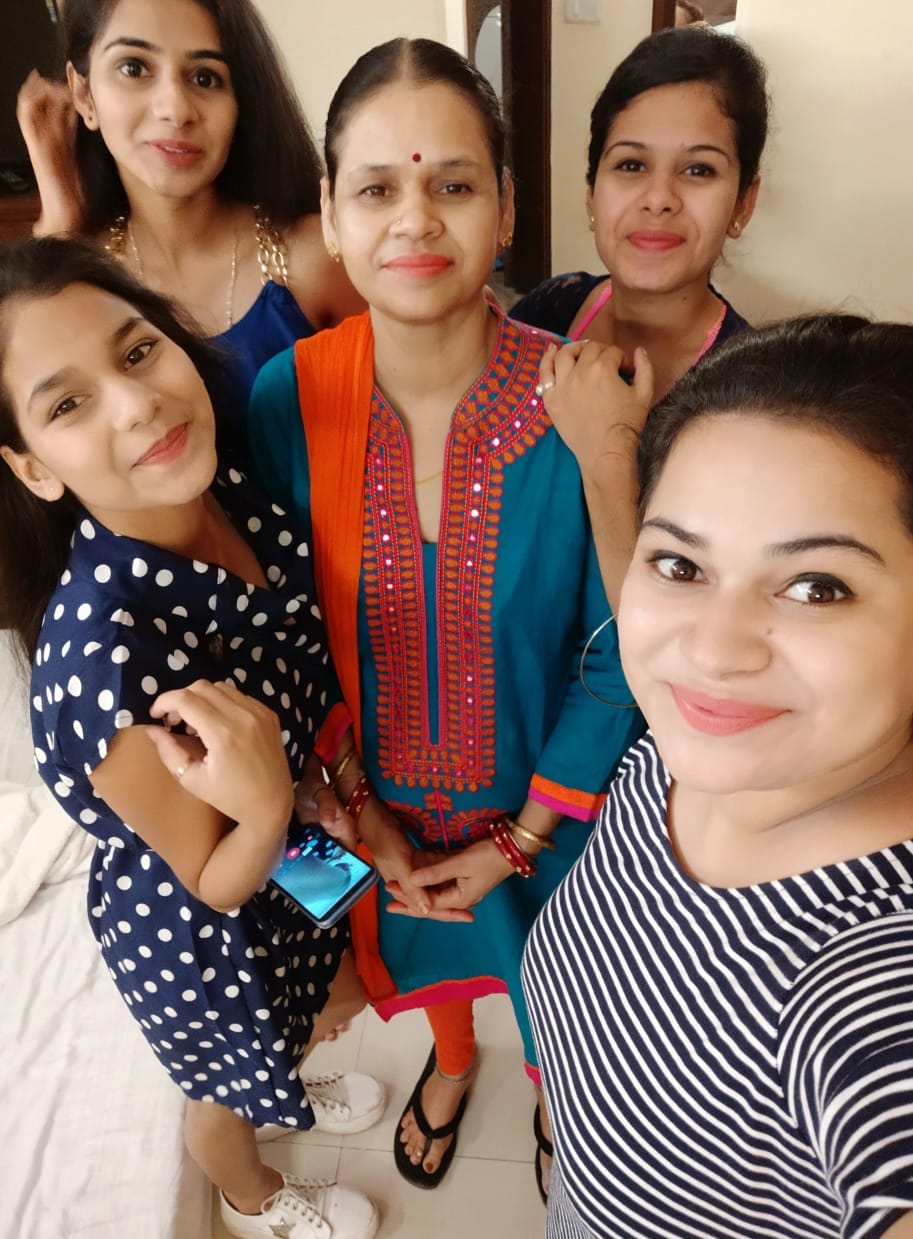 मां के पास परिधि और तीनों बहनें. 