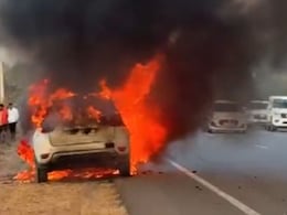 Rajasthan: चलती कार बनी आग का गोला, कार सवार दो युवकों ने कूद कर बचाई जान