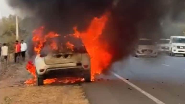 Rajasthan: चलती कार बनी आग का गोला, कार सवार दो युवकों ने कूद कर बचाई जान