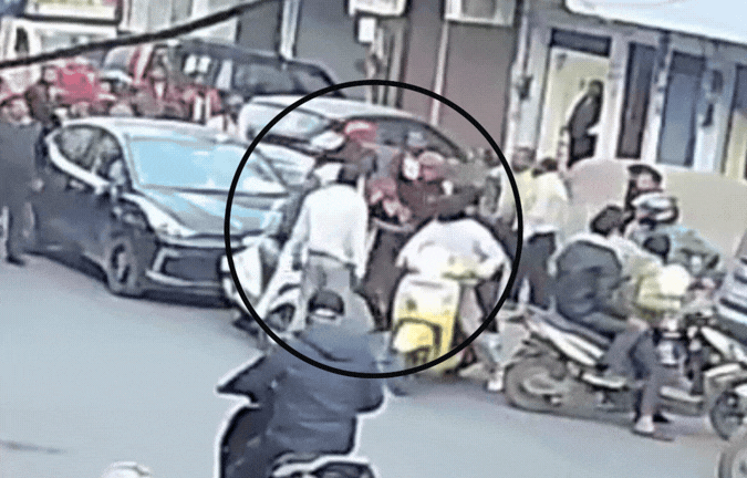 भरे बाजार में युवती की किडनैपिंग का VIDEO: कार का शीशा तोड़ उठा ले गए बदमाश, तमाशबीन बने रहे लोग