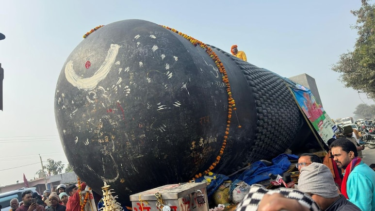 Devotees Line Up To Pray As 33-Foot, 210-Tonne Shiva Lingam Rolls Into Bihar