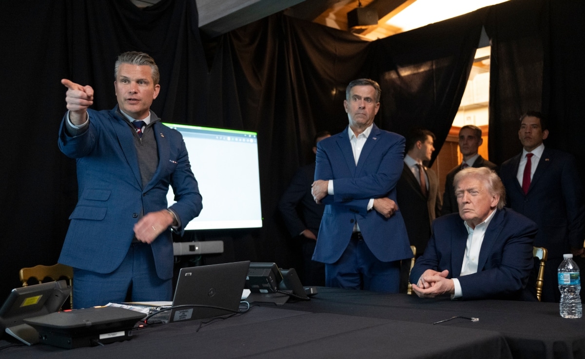 वेनेजुएला में अमेरिकी सुरक्षा बलों की कार्रवाई देखते राष्ट्रपति डोनाल्ड ट्रंप.