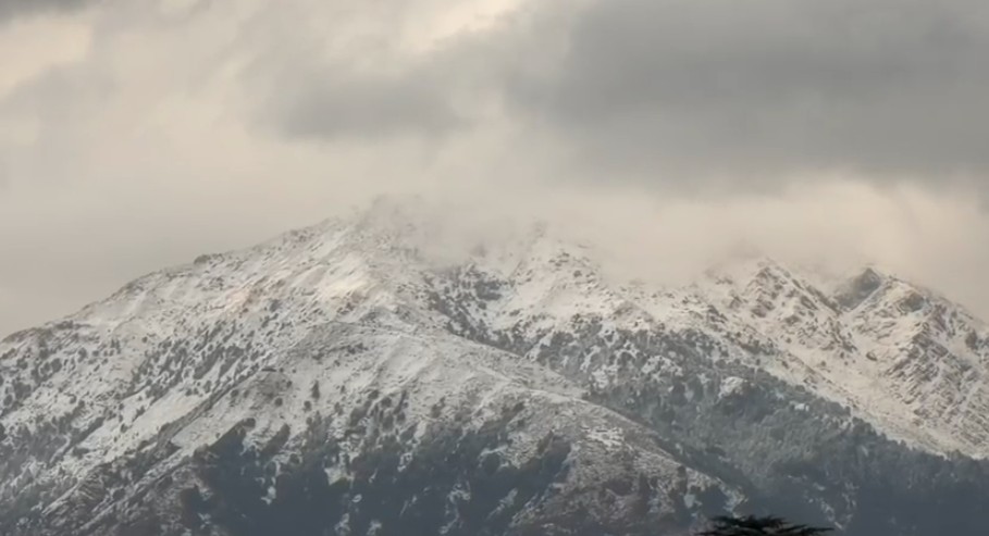 सज गया कांगड़ा का मुकुट, सीजन की पहली बर्फबारी, धौलाधार की पहाड़ियों ने ओढ़ी सफेद मोटी चादर
