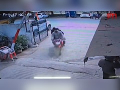 बाइक पर सवार होकर आए थे रोहिणी को दहलाने वाले 3 शूटर, देखिए CCTV वीडियो में क्या दिखा