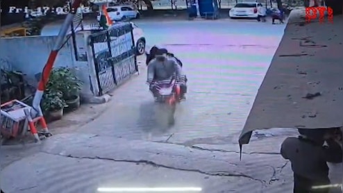 बाइक पर सवार होकर आए थे रोहिणी को दहलाने वाले 3 शूटर, देखिए CCTV वीडियो में क्या दिखा