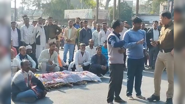 दोस्त की मां से दुष्कर्म के आरोपी ने की आत्महत्या; परिजनों ने किया चक्काजाम, पुलिस के खिलाफ की नारेबाजी