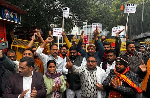 LIVE: दिल्ली में UGC दफ्तर, यूपी में यूनिवर्सिटी से लेकर श्मशान घाट तक विरोध प्रदर्शन, जानें क्‍या हैं नए नियम