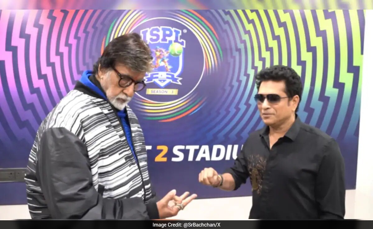 Amitabh Bachchan Plays Finger Cricket With Sachin Tendulkar