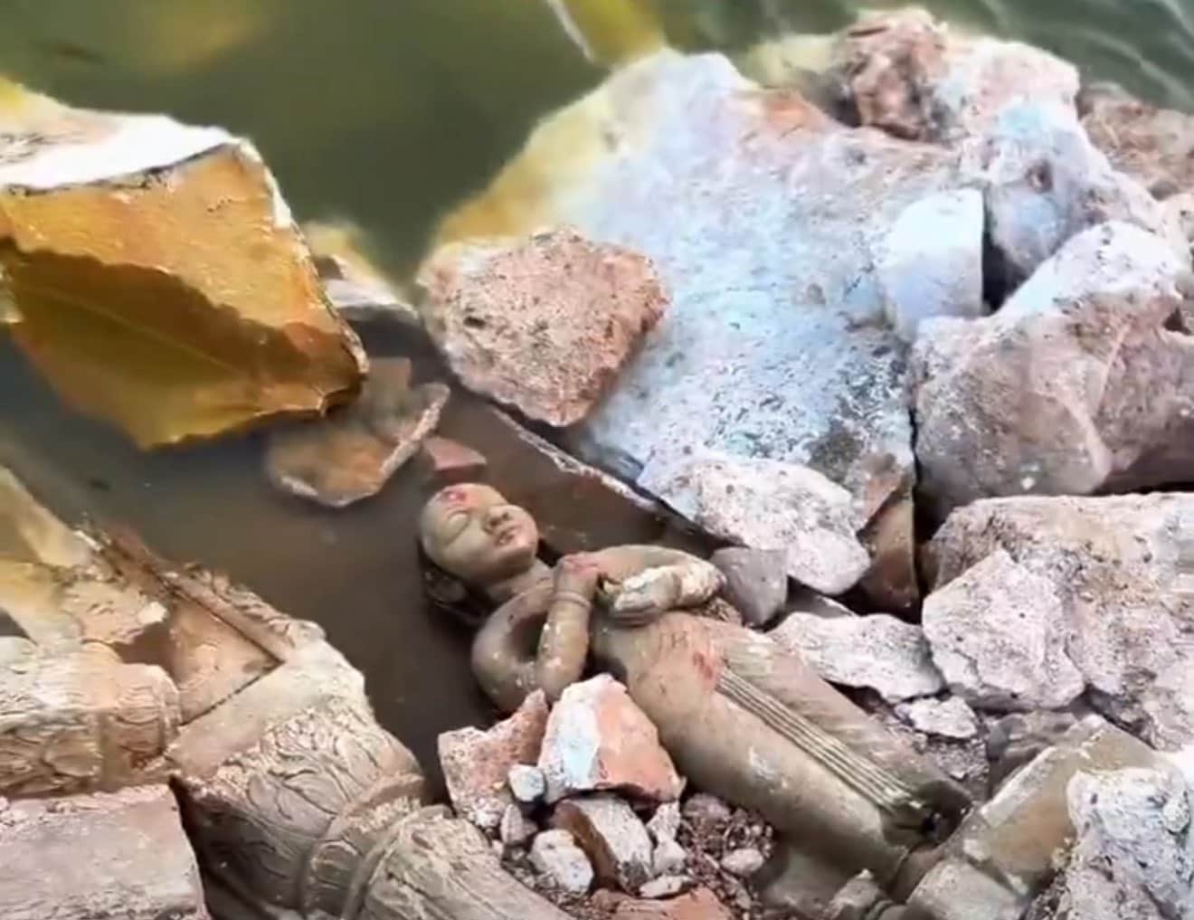 तोड़-फोड़ के बीच मलबे में पड़ी महारानी अहिल्याबाई होल्कर की मूर्ति. सोशल मीडिया इसे कई नेताओं ने शेयर किया है.