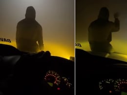 लड़का बाहर बैठा रखा है... कार से जा रहे दोस्तों को कोहरे में दिखना हुआ बंद, इस जुगाड़ ने हिला दिया इंटरनेट