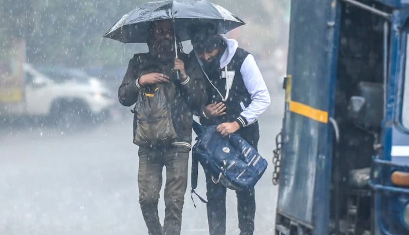 उत्तराखंड में ताजा बर्फबारी के बाद सफेद चादर में लिपटा दिखा बदरीनाथ मंदिर