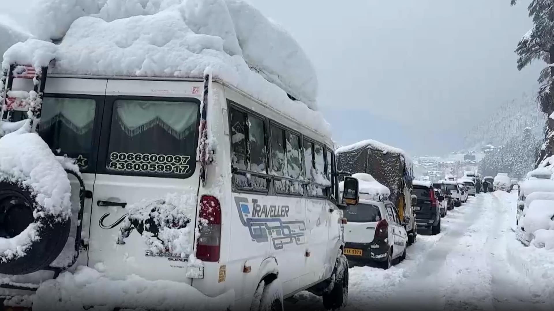 Heavy Snowfall Blocks Highway In Manali, Tourists Stranded On National Highway