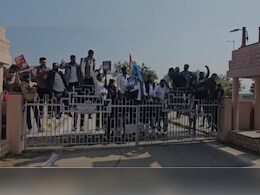 MDS यून&zwj;िवर्स&zwj;िटी में छात्रों से उत्&zwj;तर पुस्&zwj;त&zwj;िका चेक करवाने का आरोप, गेट पर चढ़े NSUI के छात्र नेता