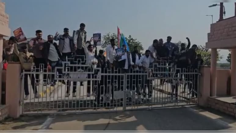 MDS यून&zwj;िवर्स&zwj;िटी में छात्रों से उत्&zwj;तर पुस्&zwj;त&zwj;िका चेक करवाने का आरोप, गेट पर चढ़े NSUI के छात्र नेता