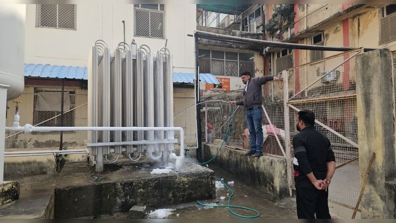 अस्&zwj;पताल में लगे ऑक्सीजन प्लांट पर जम रही बर्फ, सप्&zwj;लाई में बाधा पड़ने का खतरा