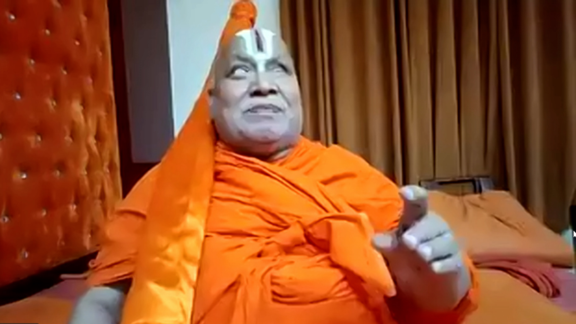 Rambhadracharya Defends Yogi Adityanath, Targets Avimukteshwarananda