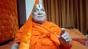 Rambhadracharya Defends Yogi Adityanath, Targets Avimukteshwarananda