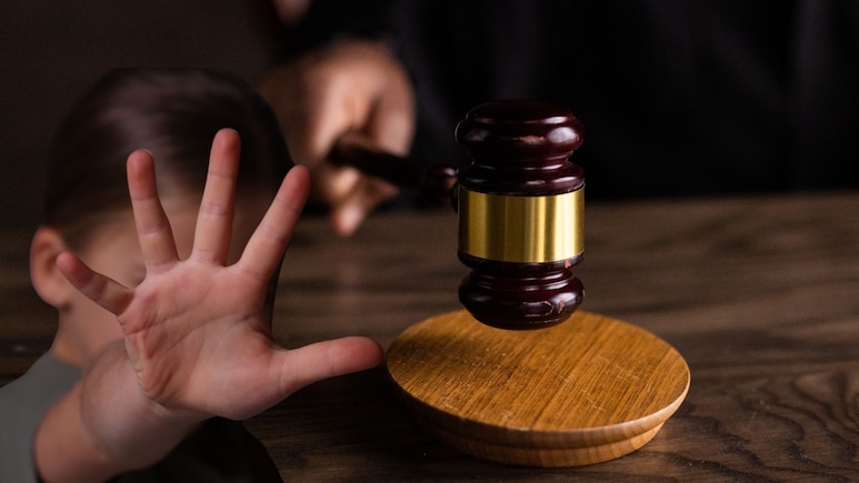 Crime News: नराधम बाप.. पोटच्या लेकीवर 12 वर्ष अत्याचार; कोर्टाने सुनावली भयंकर शिक्षा