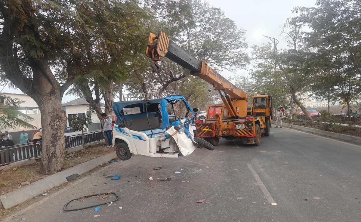 Road Accident: रायपुर की VIP रोड में भीषण सड़क हादसा; ई-रिक्शा चालक का एक पैर हुआ अलग