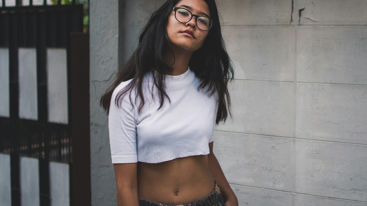 Discover easy tips to make the right choice between crop tops and standard length tops for everyday comfort