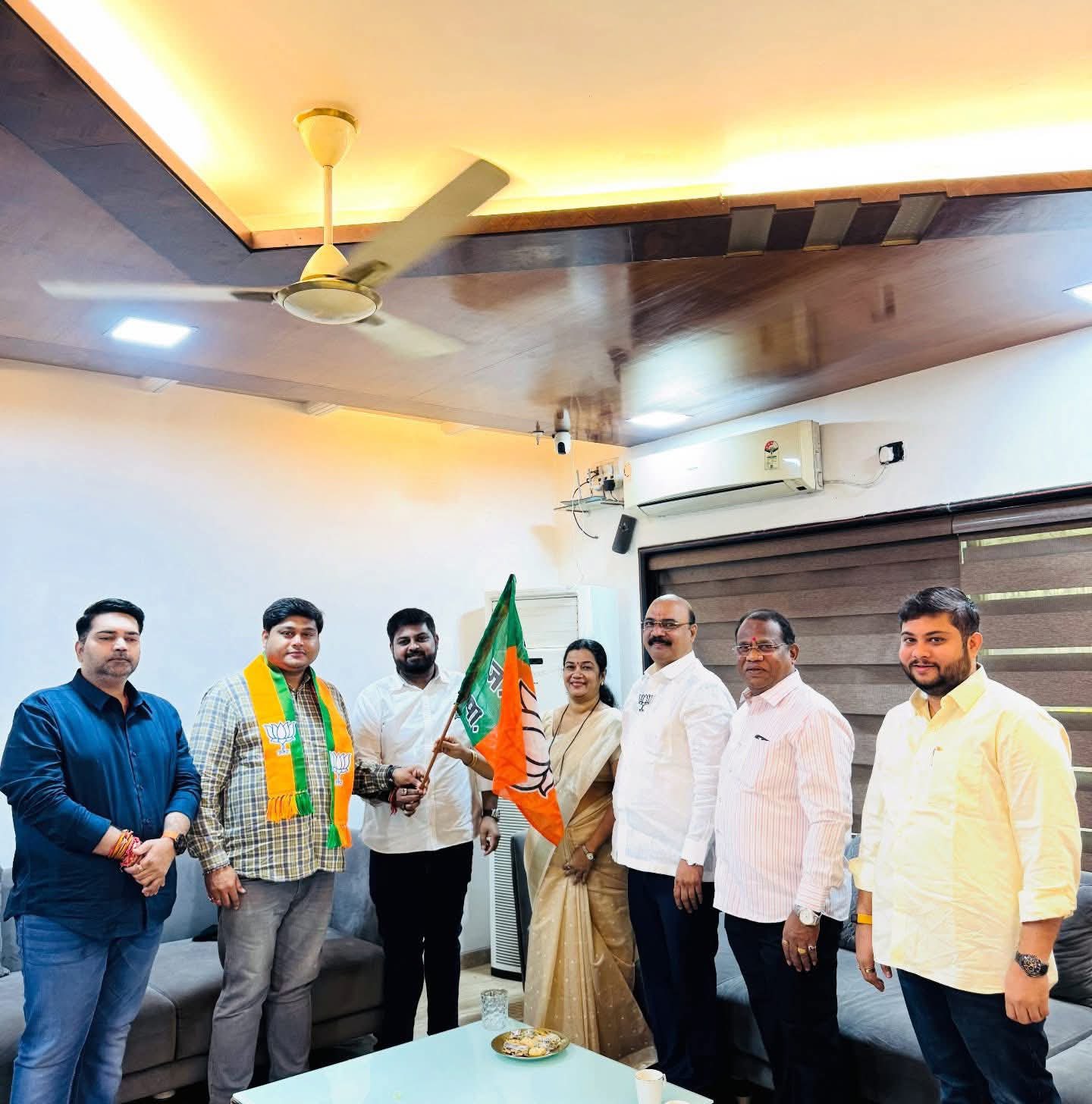 अंबरनाथ में राजनीतिक 'खेला', निलंबन के बाद 12 कांग्रेस पार्षदों ने थामा भाजपा का दामन