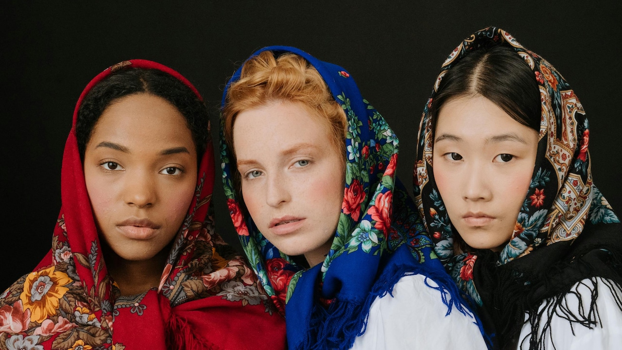 Know All About How To Style Shawls With Western Wear - Fashion Dos And Don'ts To Remember.