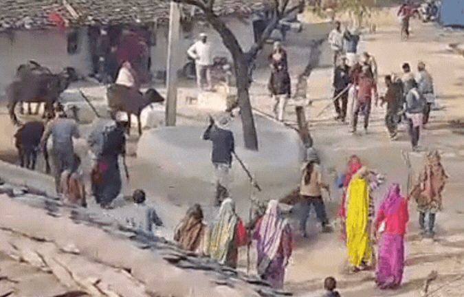 VIDEO: दबंगों ने घर में घुसकर चलाईं गोलियां, बरसाए लाठी-डंडे; छेड़छाड़ से शुरू हुआ था विवाद